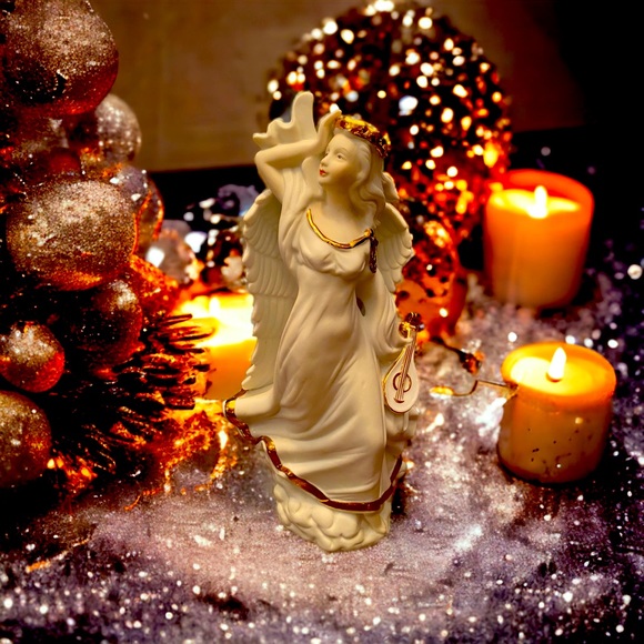 Angel figurine white perfect for everyday decor, beautiful for Christmas 🎄 - Picture 1 of 4